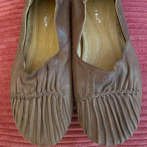 ChocolatBlu Brown Flats w Leather Pleating - Picture 2 of 5